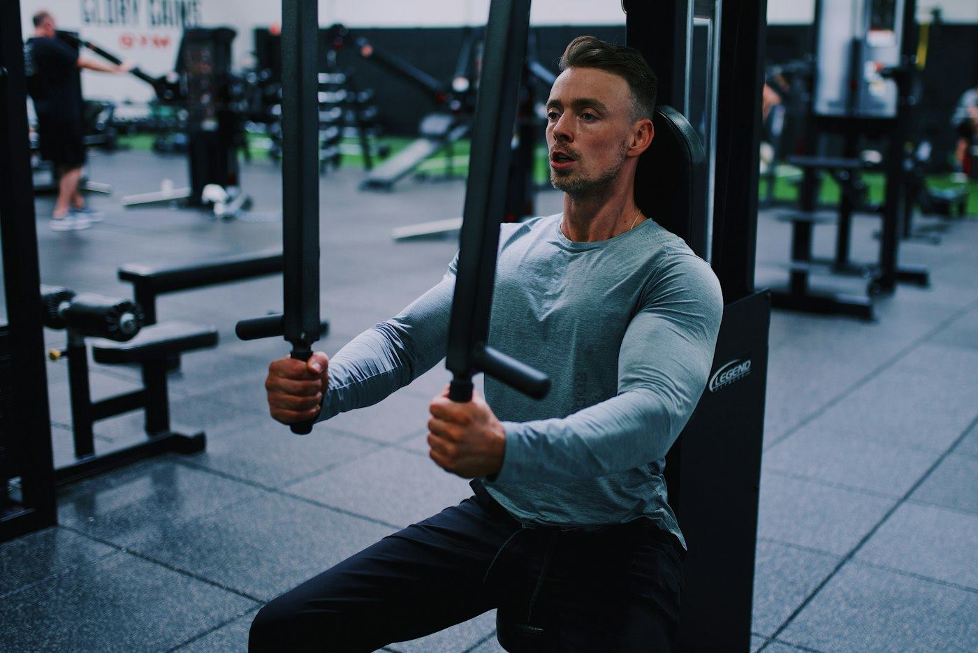 [Tu nombre] en la sala de entrenamiento